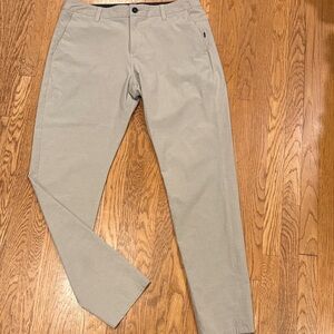 Vuori Men's Khaki Chinos